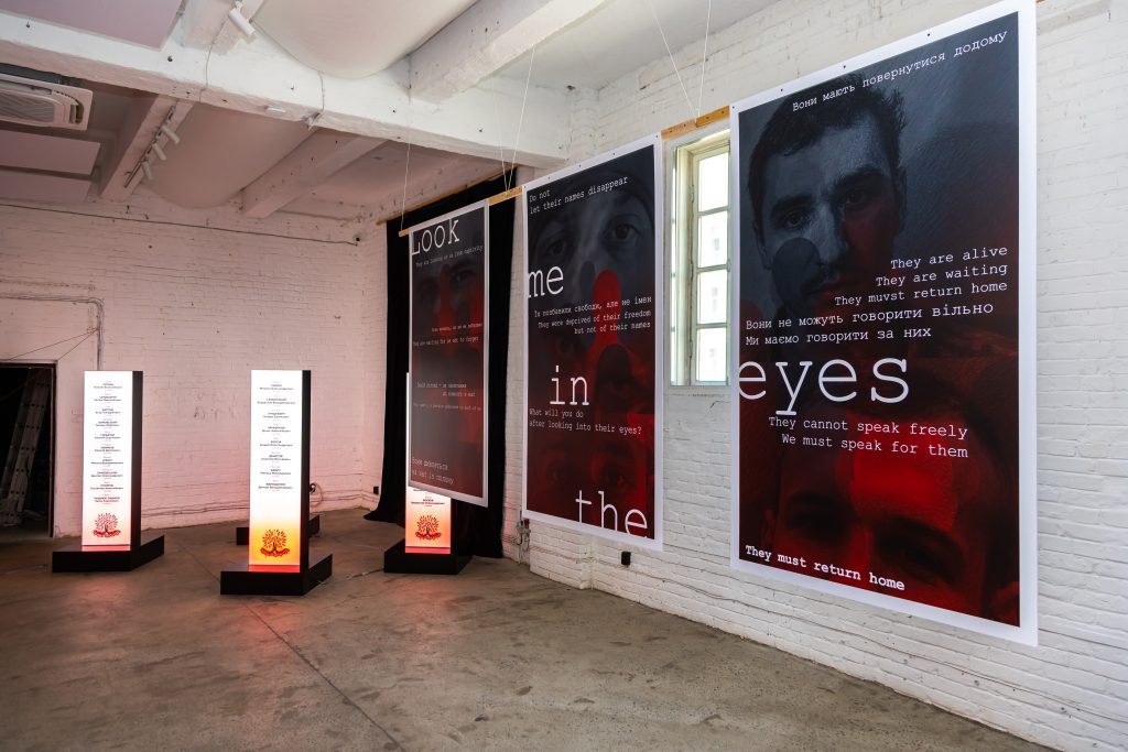 У Києві відкрили виставку пам'яті жертв теракту в Оленівці У Києві відкрили виставку пам'яті жертв теракту в Оленівці