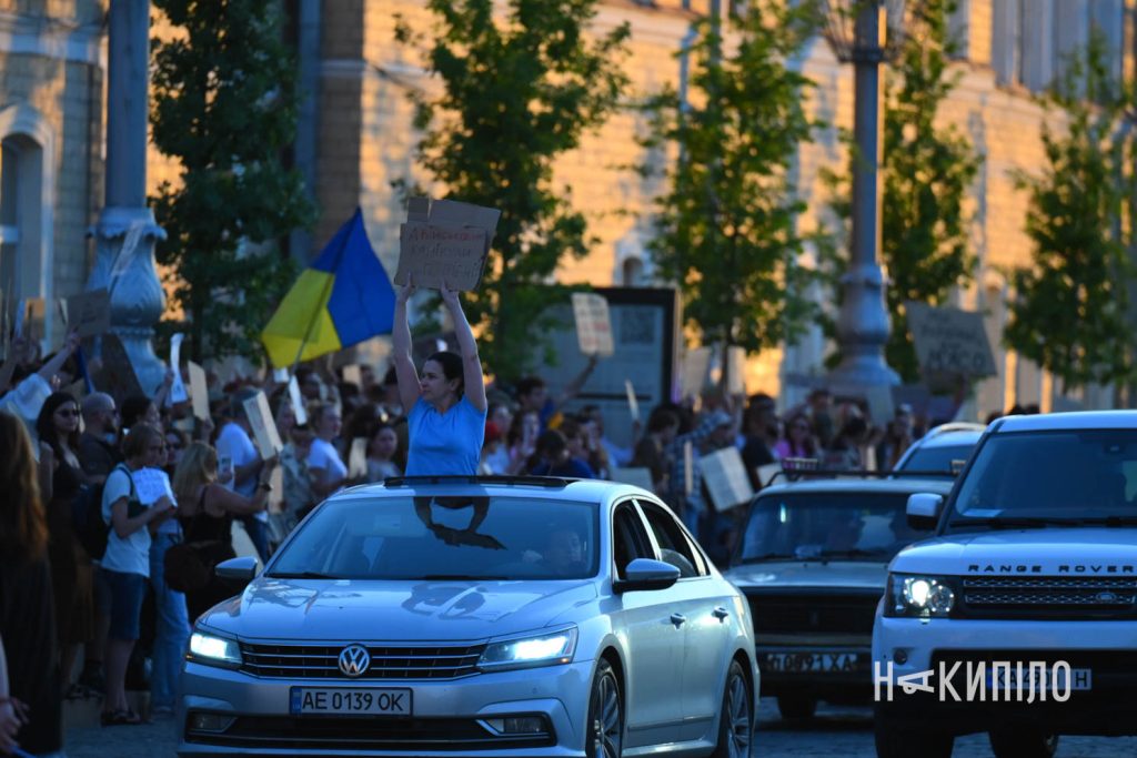«Президент, почуй людей». У Харкові продовжуються протести на підтримку Михайла Федорова «Президент, почуй людей». У Харкові продовжуються протести на підтримку Михайла Федорова