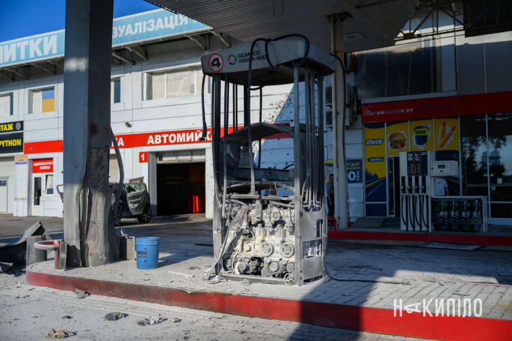 Троє людей постраждали в Харкові через удар дрона по АЗС. Фото Троє людей постраждали в Харкові через удар дрона по АЗС. Фото