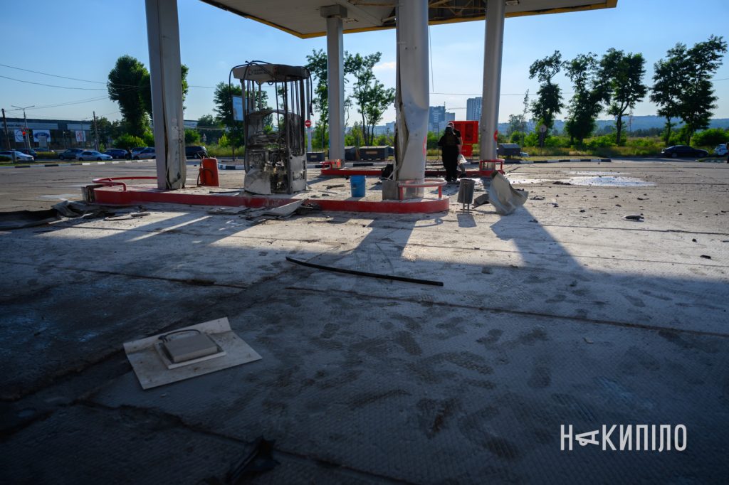 Троє людей постраждали в Харкові через удар дрона по АЗС. Фото Троє людей постраждали в Харкові через удар дрона по АЗС. Фото