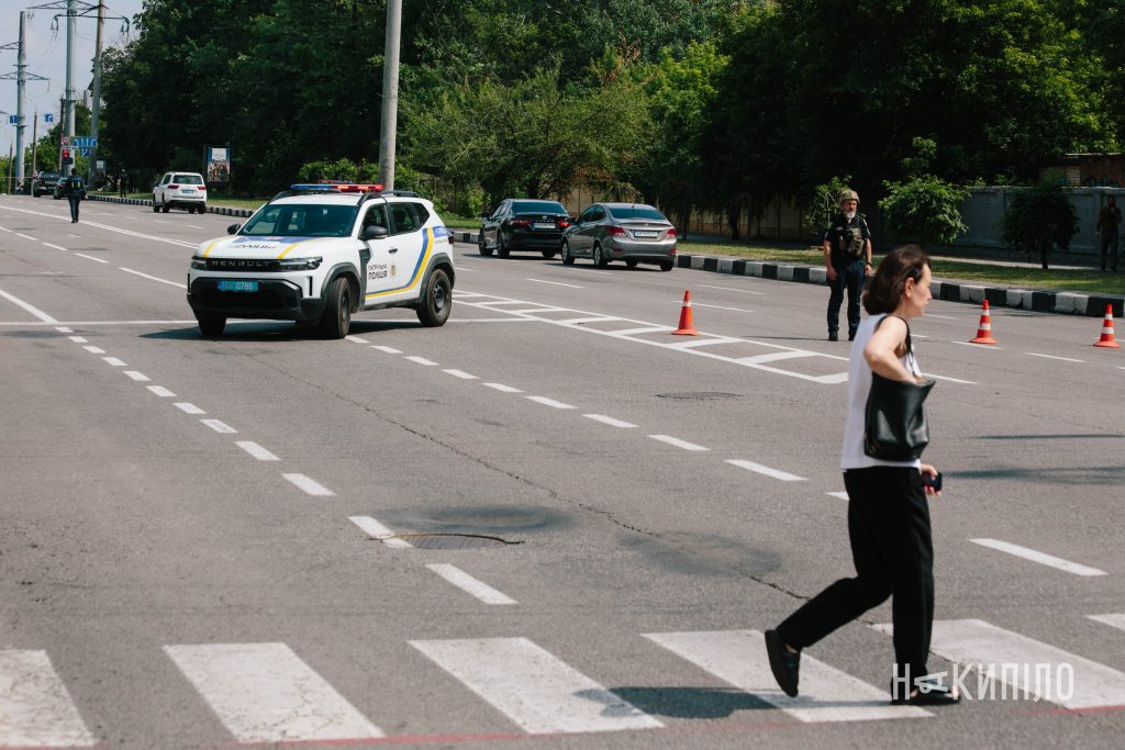 Троє людей постраждали через влучання дрону в Київському районі Харкова Троє людей постраждали через влучання дрону в Київському районі Харкова