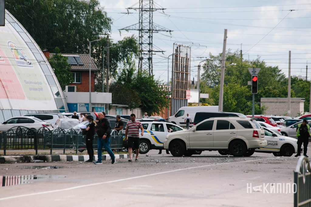 Дрон поцілив у дорогу поблизу метро в Харкові. Фото Дрон поцілив у дорогу поблизу метро в Харкові. Фото