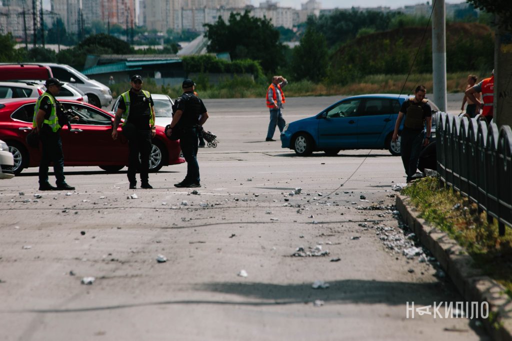 Дрон поцілив у дорогу поблизу метро в Харкові. Фото Дрон поцілив у дорогу поблизу метро в Харкові. Фото
