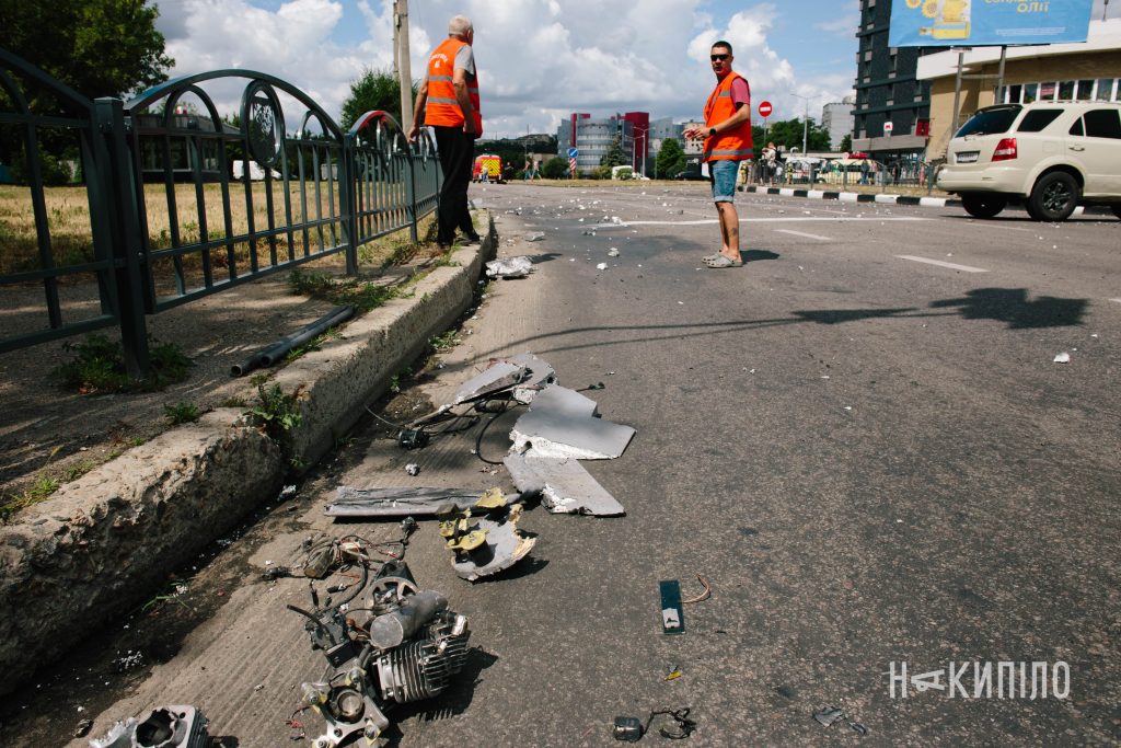Дрон поцілив у дорогу поблизу метро в Харкові. Фото Дрон поцілив у дорогу поблизу метро в Харкові. Фото