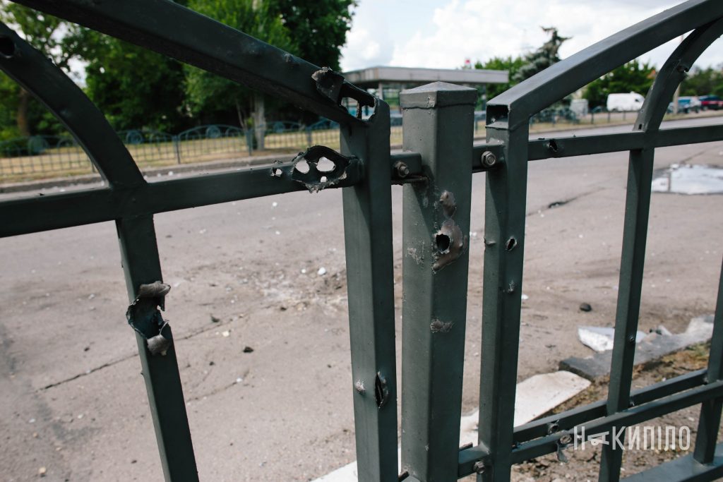 Дрон поцілив у дорогу поблизу метро в Харкові. Фото Дрон поцілив у дорогу поблизу метро в Харкові. Фото