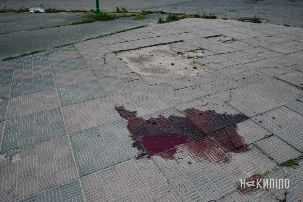 Дрон поцілив у дорогу поблизу метро в Харкові. Фото Дрон поцілив у дорогу поблизу метро в Харкові. Фото