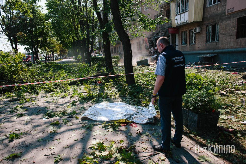 Такий вигляд має місце влучання ракети в Харкові Наслідки удару росіян по багатповерхівці в Харкові