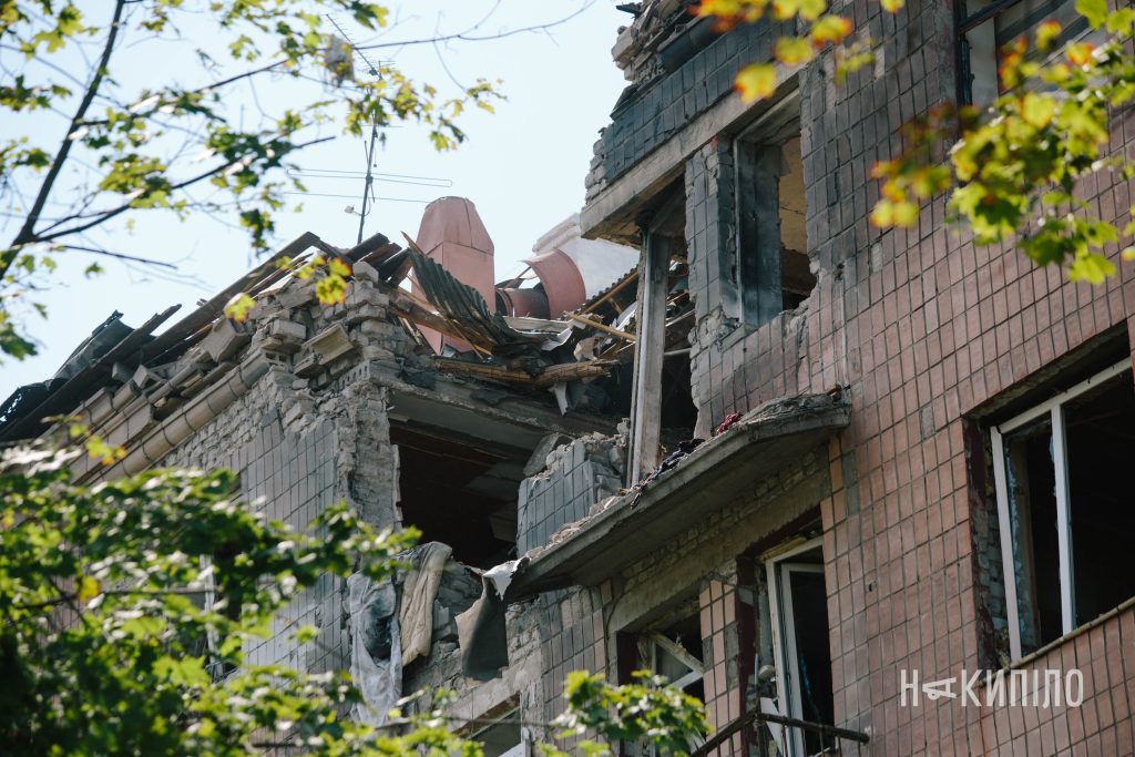 Такий вигляд має місце влучання ракети в Харкові Наслідки удару росіян по багатповерхівці в Харкові