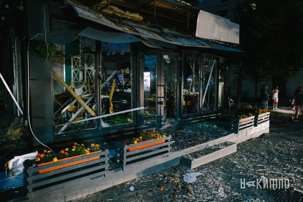 У Харкові БпЛА влучив у багатоповерхівку. Фото За інформацією місцевої влади, у Шевченківському районі постраждали понад 20 житлових будинків,.