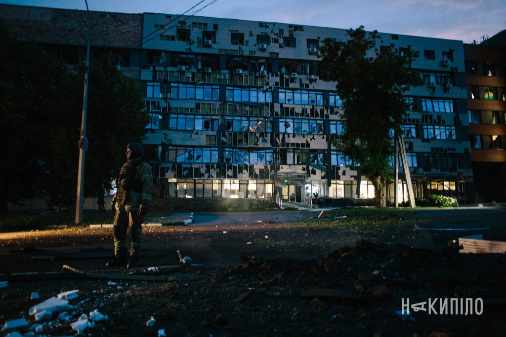 У Харкові БпЛА влучив у багатоповерхівку. Фото За інформацією місцевої влади, у Шевченківському районі постраждали понад 20 житлових будинків,.