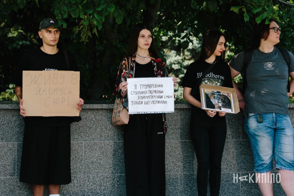 У Харкові триває акція на підтримку міністра оборони Михайла Федорова. Фоторепортаж Мітинг проти відставки міністра оборони Михайла Федорова.