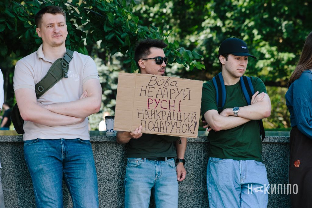 У Харкові триває акція на підтримку міністра оборони Михайла Федорова. Фоторепортаж Мітинг проти відставки міністра оборони Михайла Федорова.