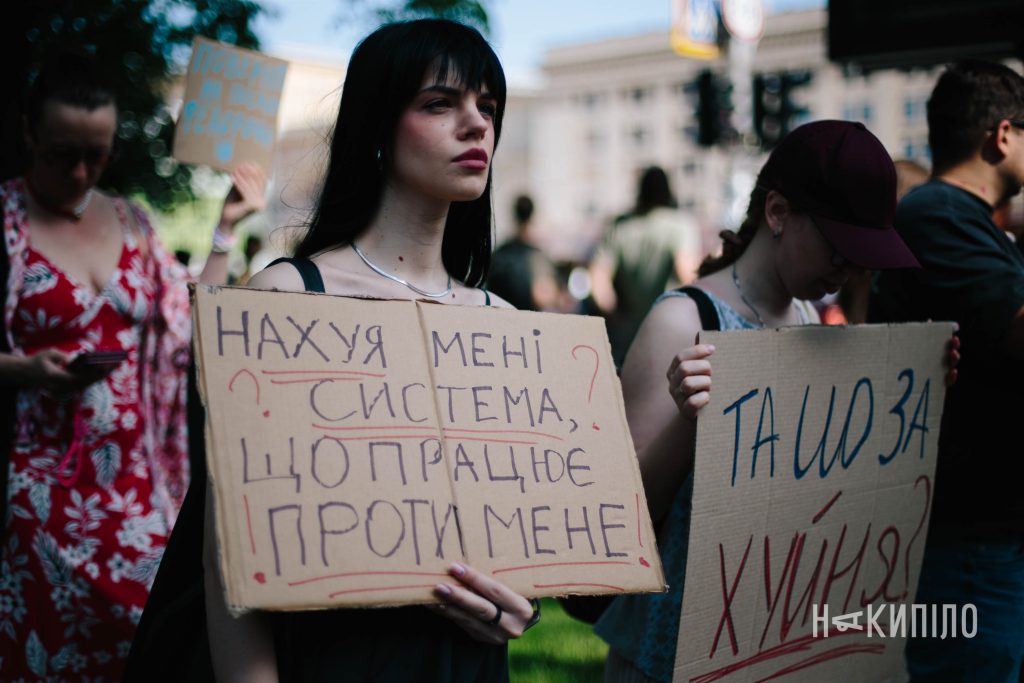 У Харкові триває акція на підтримку міністра оборони Михайла Федорова. Фоторепортаж Мітинг проти відставки міністра оборони Михайла Федорова.