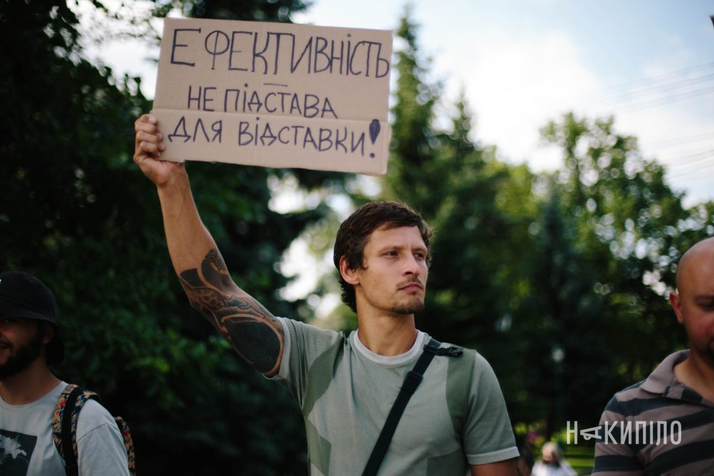 У Харкові триває акція на підтримку міністра оборони Михайла Федорова. Фоторепортаж Мітинг проти відставки міністра оборони Михайла Федорова.