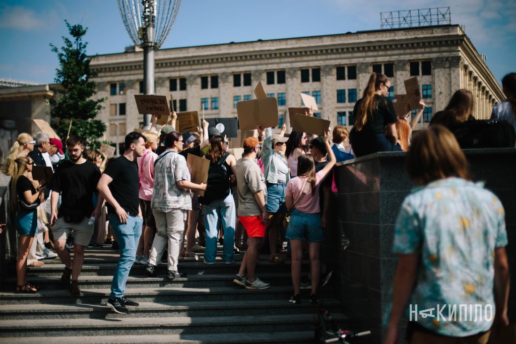 У Харкові триває акція на підтримку міністра оборони Михайла Федорова. Фоторепортаж Мітинг проти відставки міністра оборони Михайла Федорова.