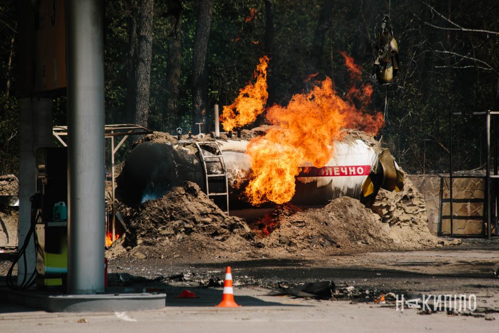 Ще одна АЗС у Харкові опинилася під російським ударом. Фоторепортаж Ще одна АЗС у Харкові опинилася під російським ударом. Фоторепортаж