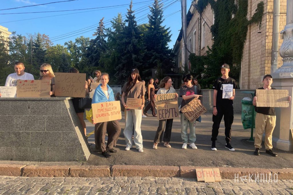 Харківці вдруге за день зібралися на мітинг проти відставки Михайла Федорова Харківці вдруге за день зібралися на мітинг проти відставки Михайла Федорова