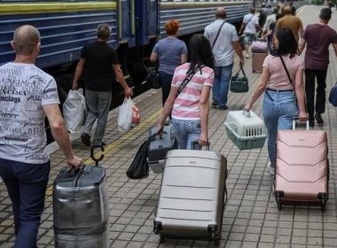 Люди з чемоданами евакуюються