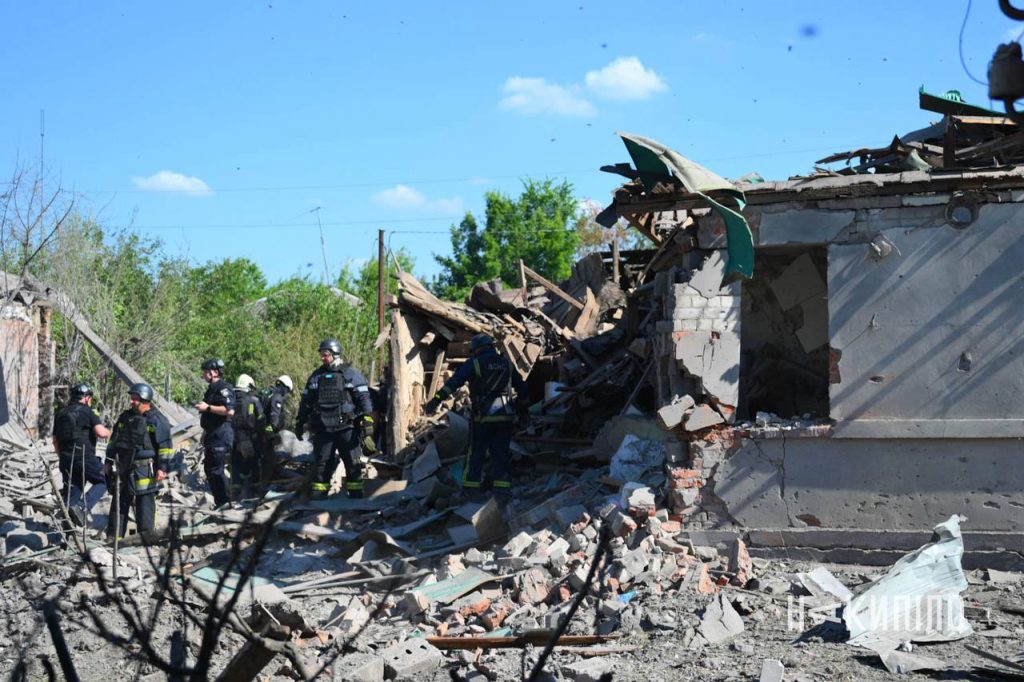 Дві загиблі, ще 26 постраждалих: обстріл Харкова КАБами Дві загиблі, ще 26 постраждалих: обстріл Харкова КАБами