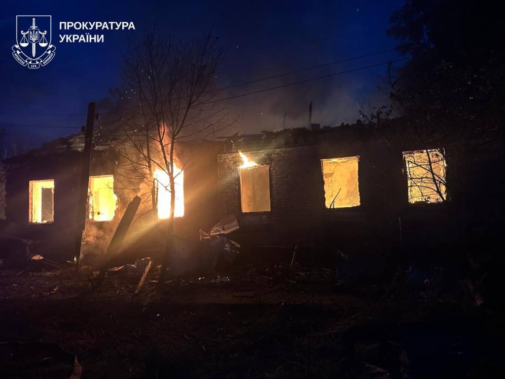 Шестеро людей постраждали в Лозовій через атаку росіян Палає булинок через удар росіян по Лозовій