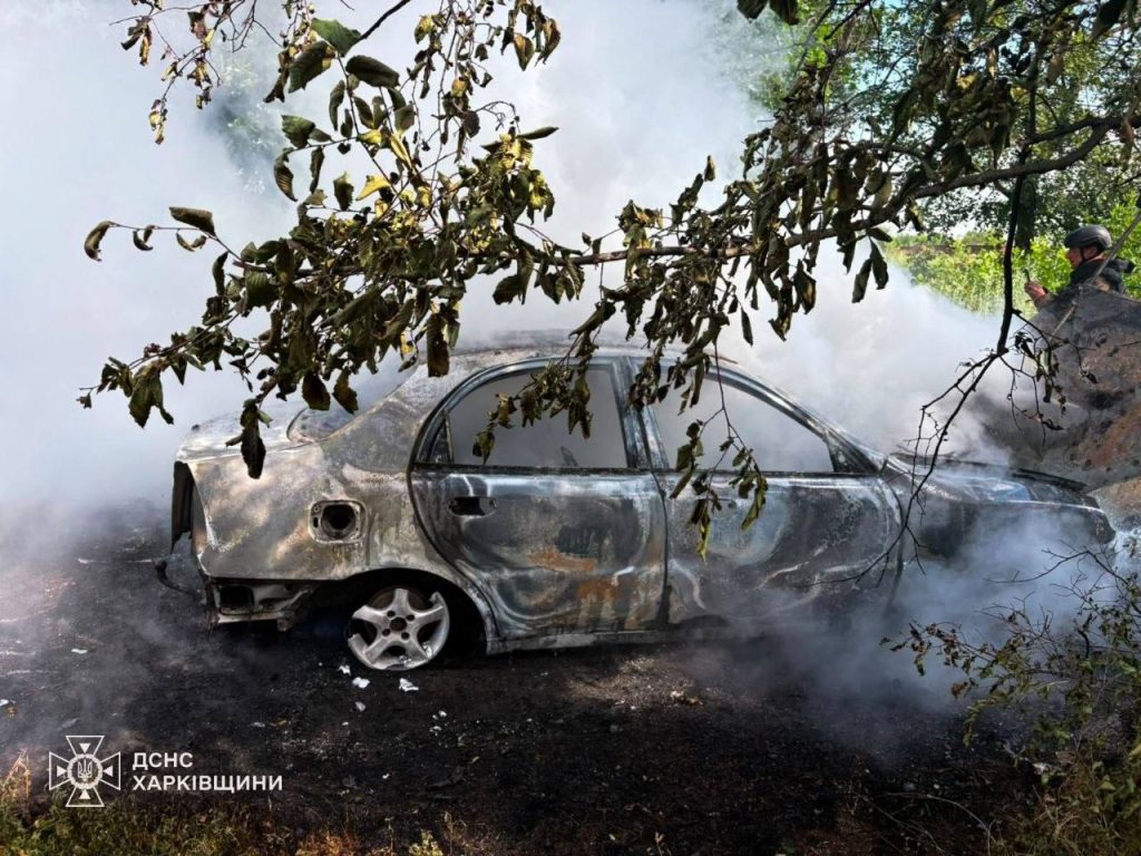 Атаковані будинки та згорівша автівка: росія атакує Харківщину дронами Атаковані будинки та згорівша автівка: росія атакує Харківщину дронами
