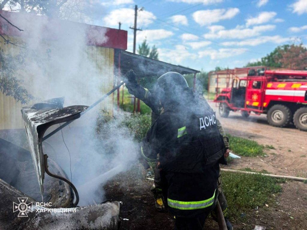 Атаковані будинки та згорівша автівка: росія атакує Харківщину дронами Атаковані будинки та згорівша автівка: росія атакує Харківщину дронами