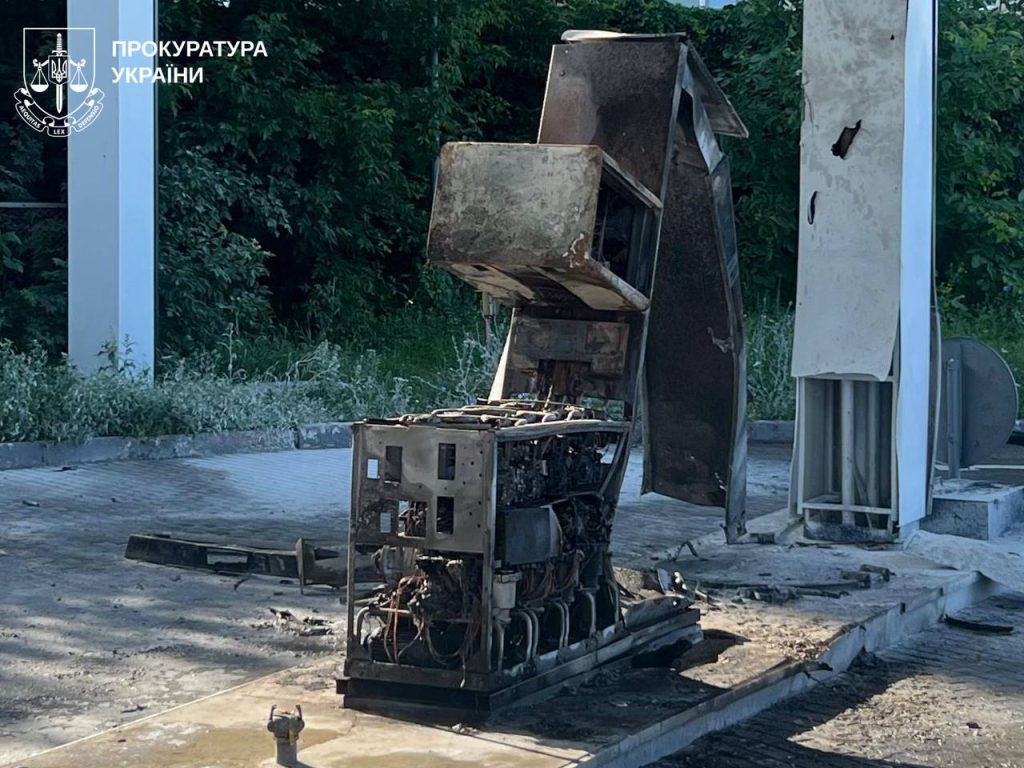 FPV-дрон на оптоволокні поцілив по АЗС у Харкові FPV-дрон на оптоволокні поцілив по АЗС у Харкові