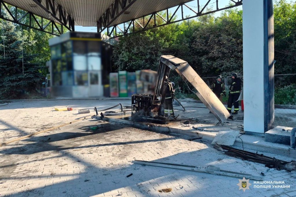 Доба на Харківщині: під ударами — АЗС, будинки, трактор Доба на Харківщині: під ударами — АЗС, будинки, трактор