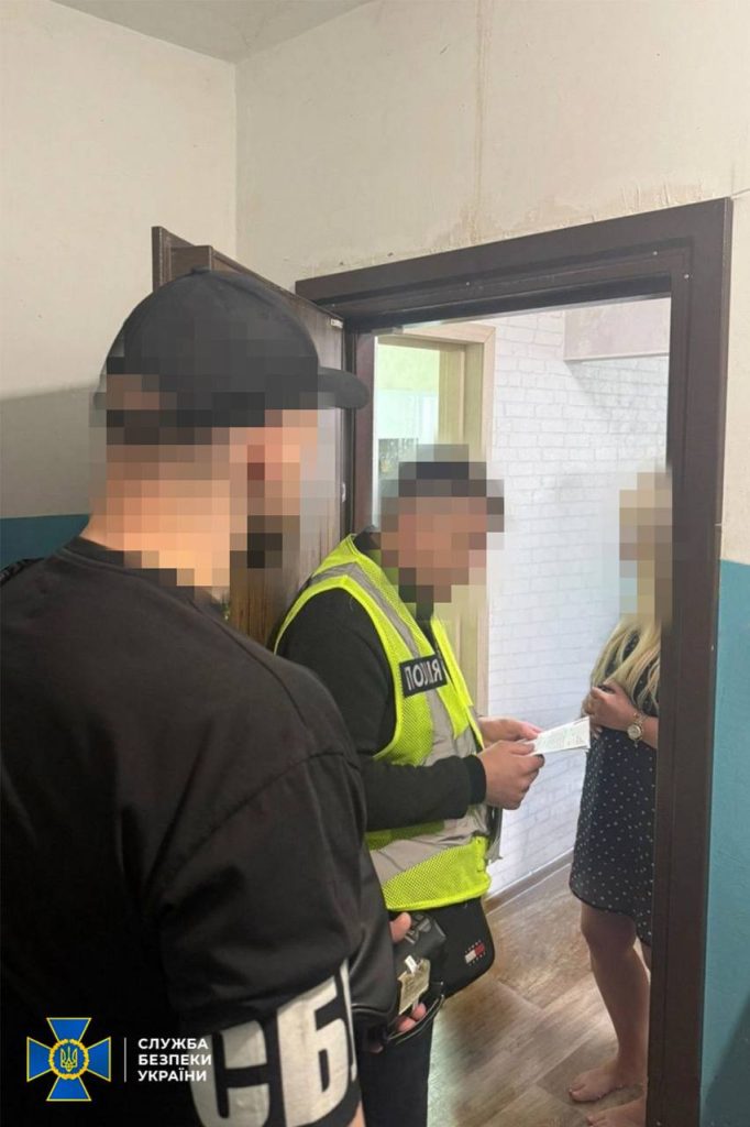 Лікарі з Харківщини допомагали чоловікам ухилятися від мобілізації Правоохоронці біля квартири підозрюваних