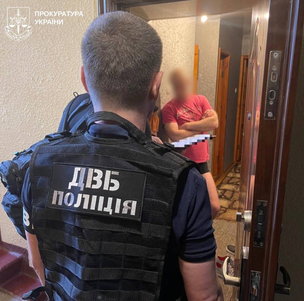 Прокуратура підозрює правоохоронців у допомозі ухилянту Прокуратура підозрює правоохоронців у допомозі ухилянту