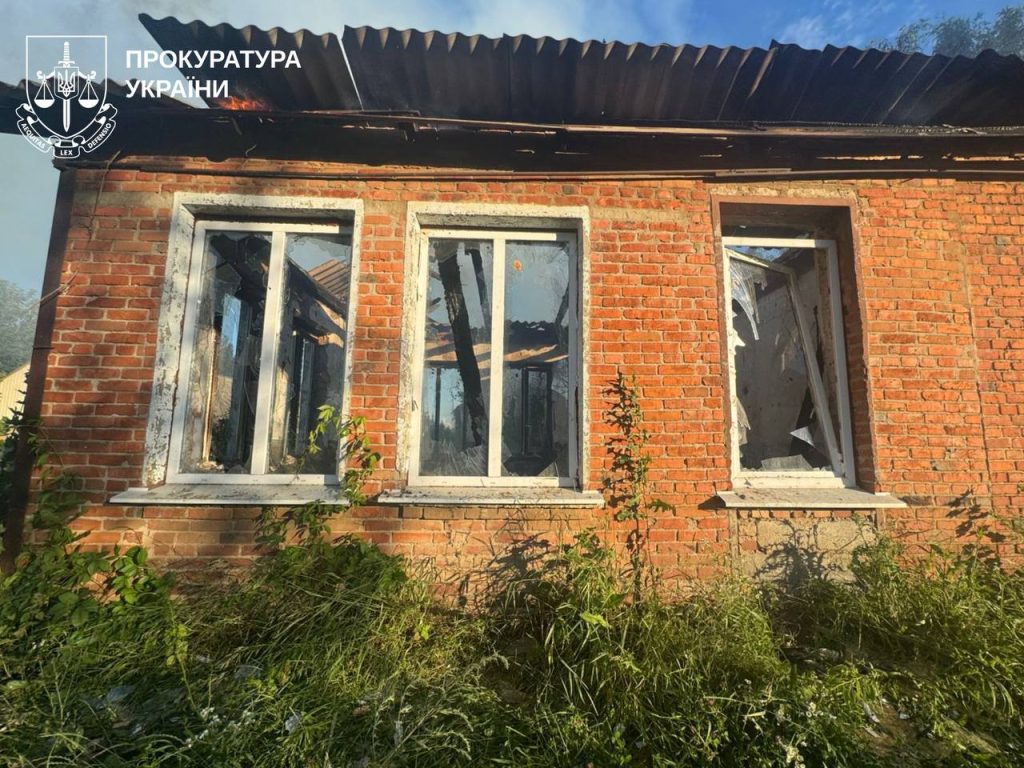 Доба на Харківщині: серед постраждалих — діти Пошкоджений російськими обстрілами будинок на Харківщини