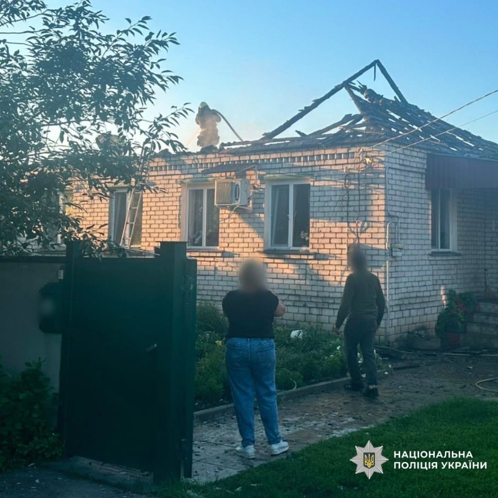 Доба на Харківщині: серед постраждалих — діти Пошкоджений російськими обстрілами будинок на Харківщини