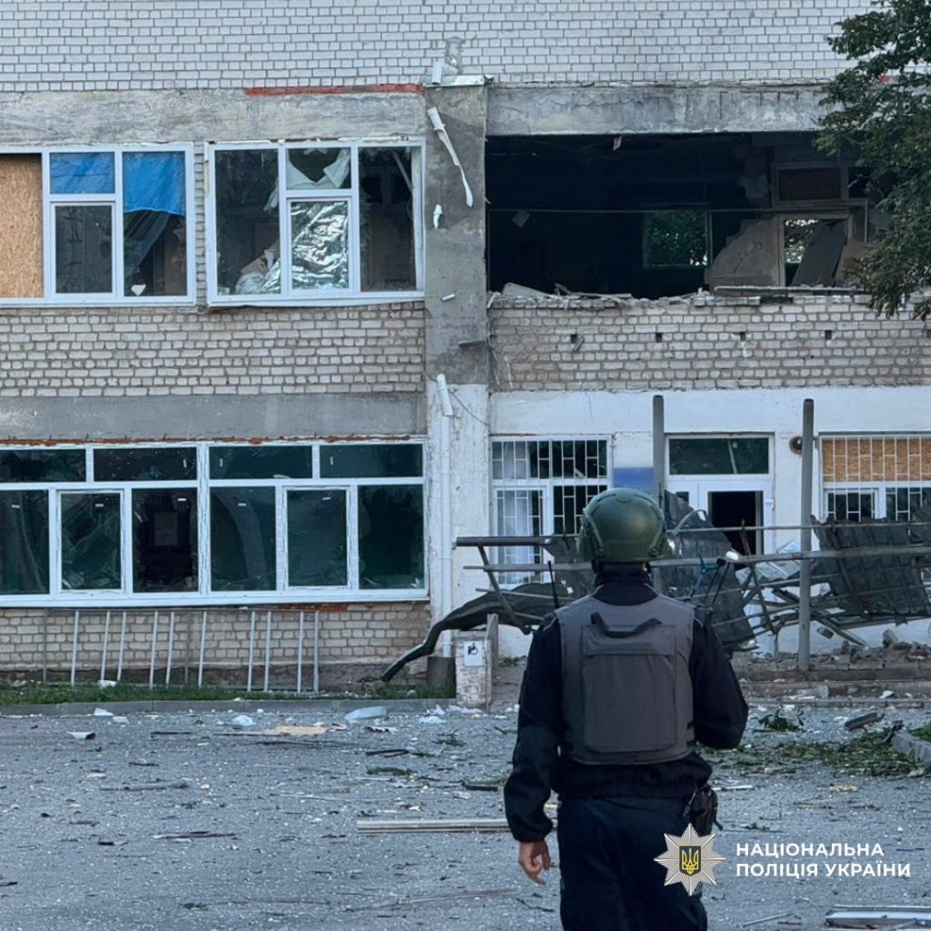 Доба на Харківщині: серед постраждалих — діти Пошкоджена обстрілами будівля на Харківщини