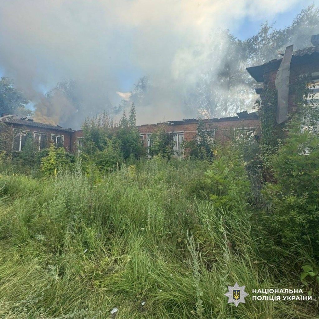 Доба на Харківщині: серед постраждалих — діти Пошкоджена обстрілами будівля на Харківщини