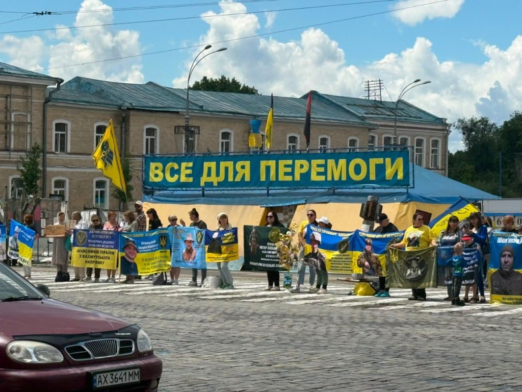 У Харкові родини полонених оборонців зібралися на акцію-нагадування У Харкові родини полонених оборонців зібралися на акцію-нагадування