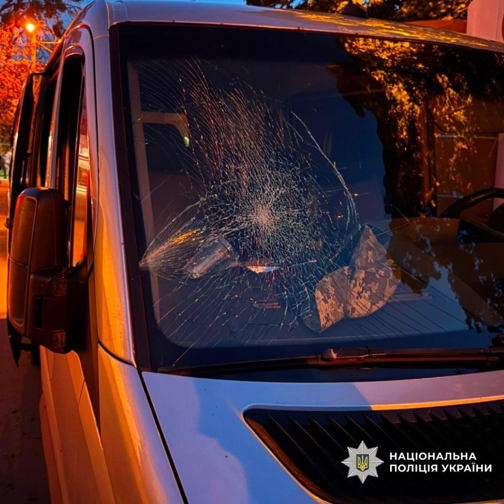 У Харкові група чоловіків імовірно пошкодила службове авто ТЦК У Харкові група чоловіків імовірно пошкодила службове авто ТЦК