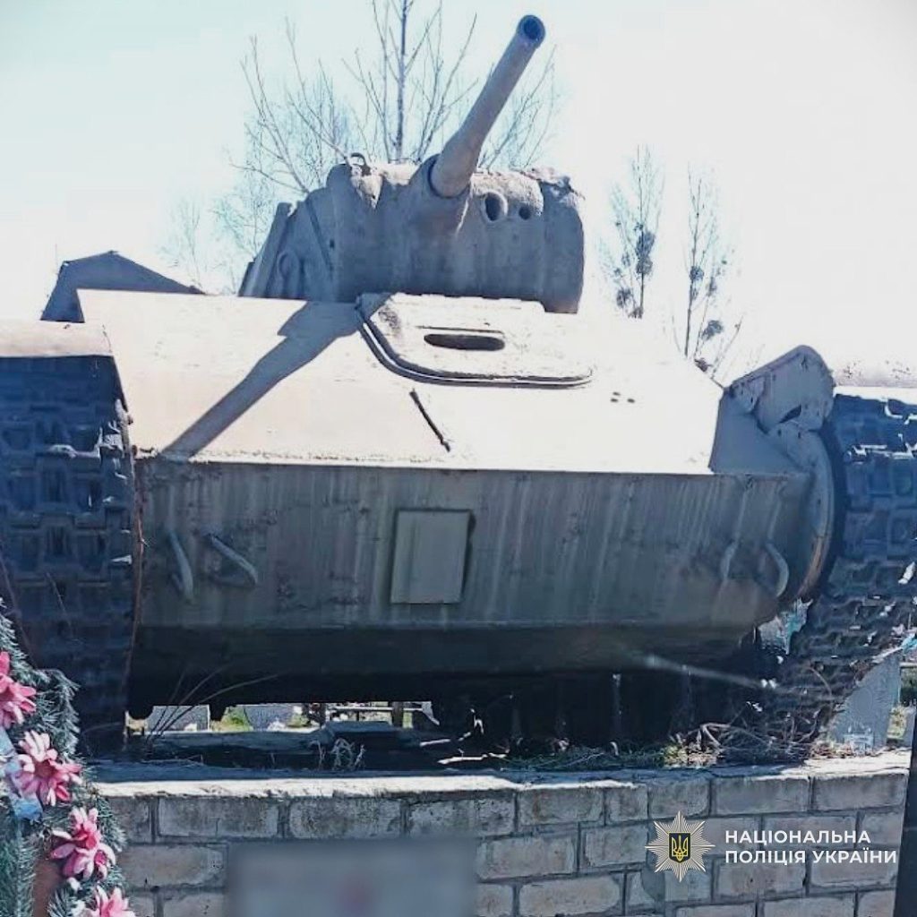На Ізюмщині поліцейські третій день шукають викрадачів танка На Ізюмщині поліцейські третій день шукають викрадачів танка