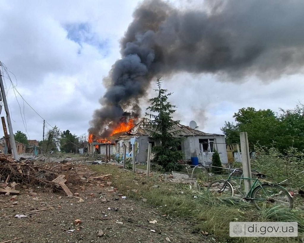 росіяни вдарили КАБ по Харківщині: є загибла, під завалами можуть бути люди росія вдарила КАБами по Слатиному: одна жінка загинула, ще одна — поранена