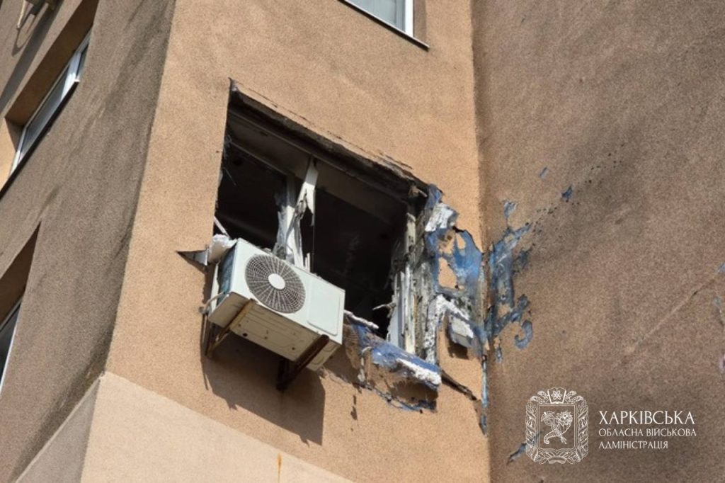 У Шевченківському районі Харкова російський дрон влучив у квартиру на третьому поверсі багатоповерхівки.