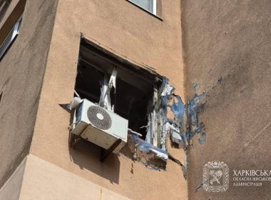 У Шевченківському районі Харкова російський дрон влучив у квартиру на третьому поверсі багатоповерхівки.