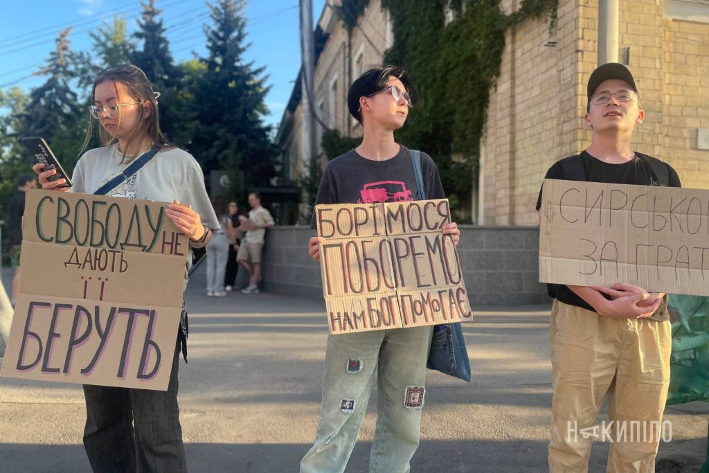 Харківці вдруге за день зібралися на мітинг проти відставки Михайла Федорова Харківці вдруге за день зібралися на мітинг проти відставки Михайла Федорова