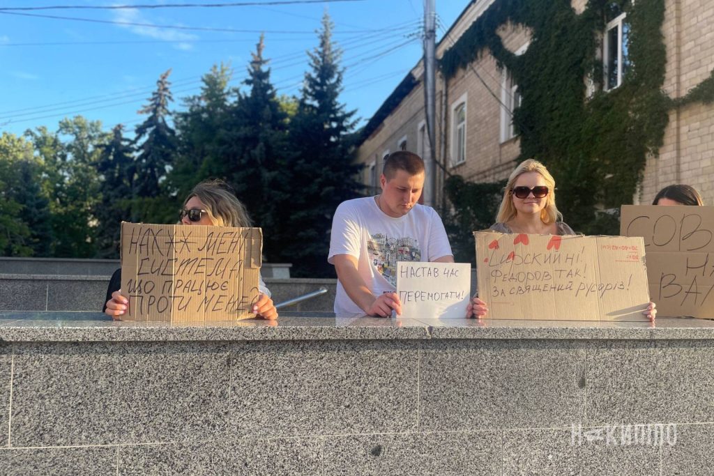 Харківці вдруге за день зібралися на мітинг проти відставки Михайла Федорова Харківці вдруге за день зібралися на мітинг проти відставки Михайла Федорова