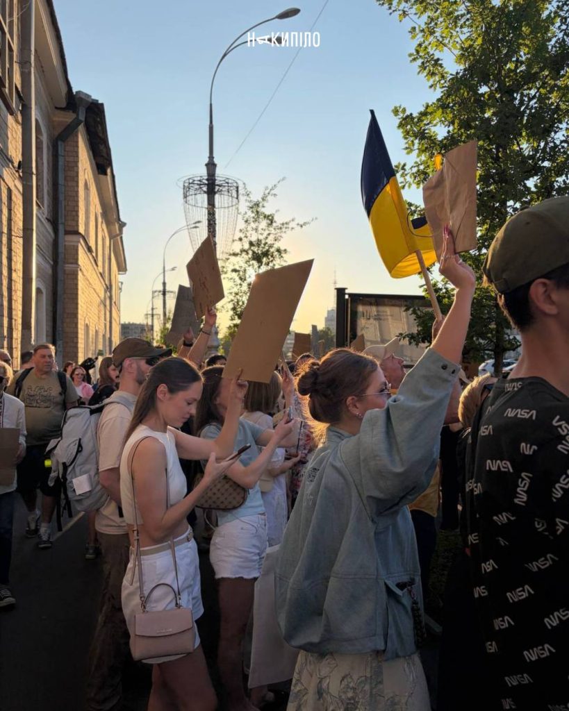 «Президент, почуй людей». У Харкові продовжуються протести на підтримку Михайла Федорова «Президент, почуй людей». У Харкові продовжуються протести на підтримку Михайла Федорова