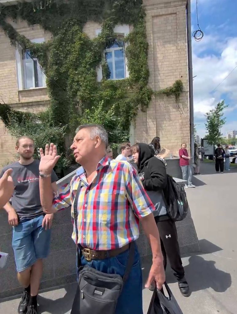 Мітингувальники в Харкові чіплялися до перехожого: як росіяни паплюжать факти