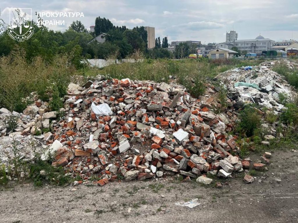 Сміттєзвалище на харківській залізниці: посадовцям оголосили підозру Сміттєзвалище на харківській залізниці: посадовцям оголосили підозру