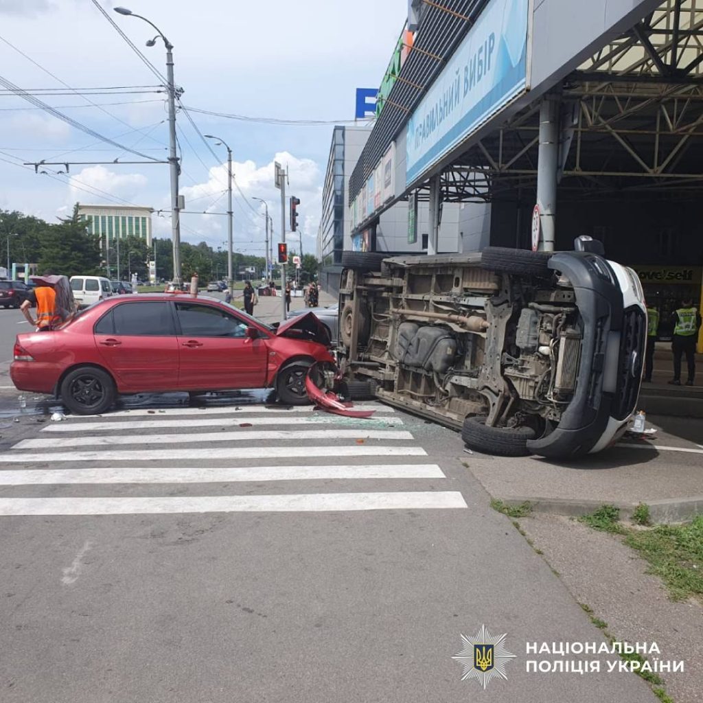 Медики швидкої постраждали в Харкові внаслідок ДТП Медики швидкої постраждали в Харкові внаслідок ДТП