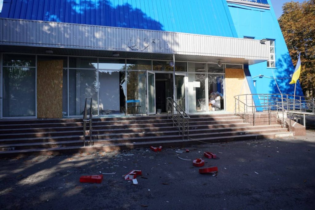 В Ізюмі пошкоджений Палац культури через удар із РСЗВ «Торнадо-С» Пошкоджений палац культури в Ізюмі