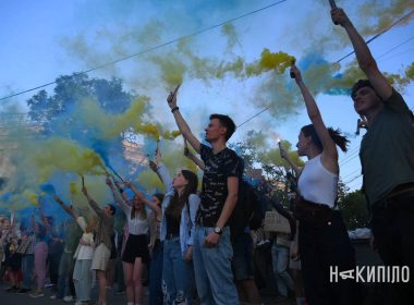 Харків'яни на акції запалили димові шашки синього і жовтого кольорів