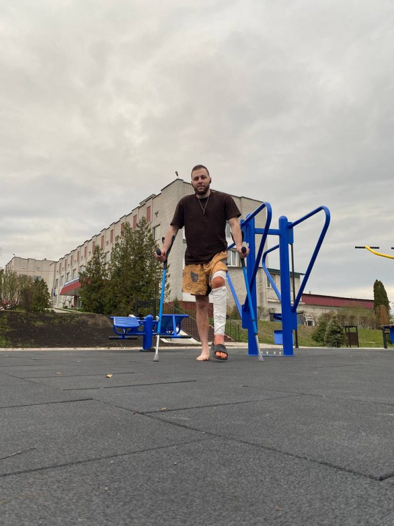 «У нозі були уламки, шматки цегли, дошка і стік від айкоса». Історія реабілітації хартійця Чоловік з ногою в гипсі на милицях