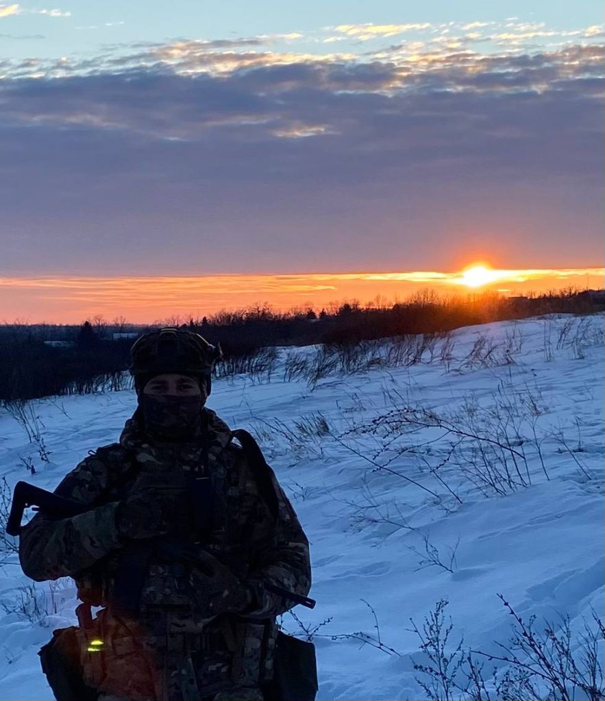 «У нозі були уламки, шматки цегли, дошка і стік від айкоса». Історія реабілітації хартійця Військовий на фоні заходу сонця
